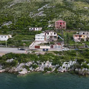  Penzion Lakefront House
